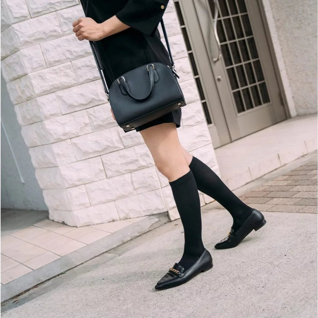 黑色款示意:穿著黑色長筒著壓襪的腿部特寫
