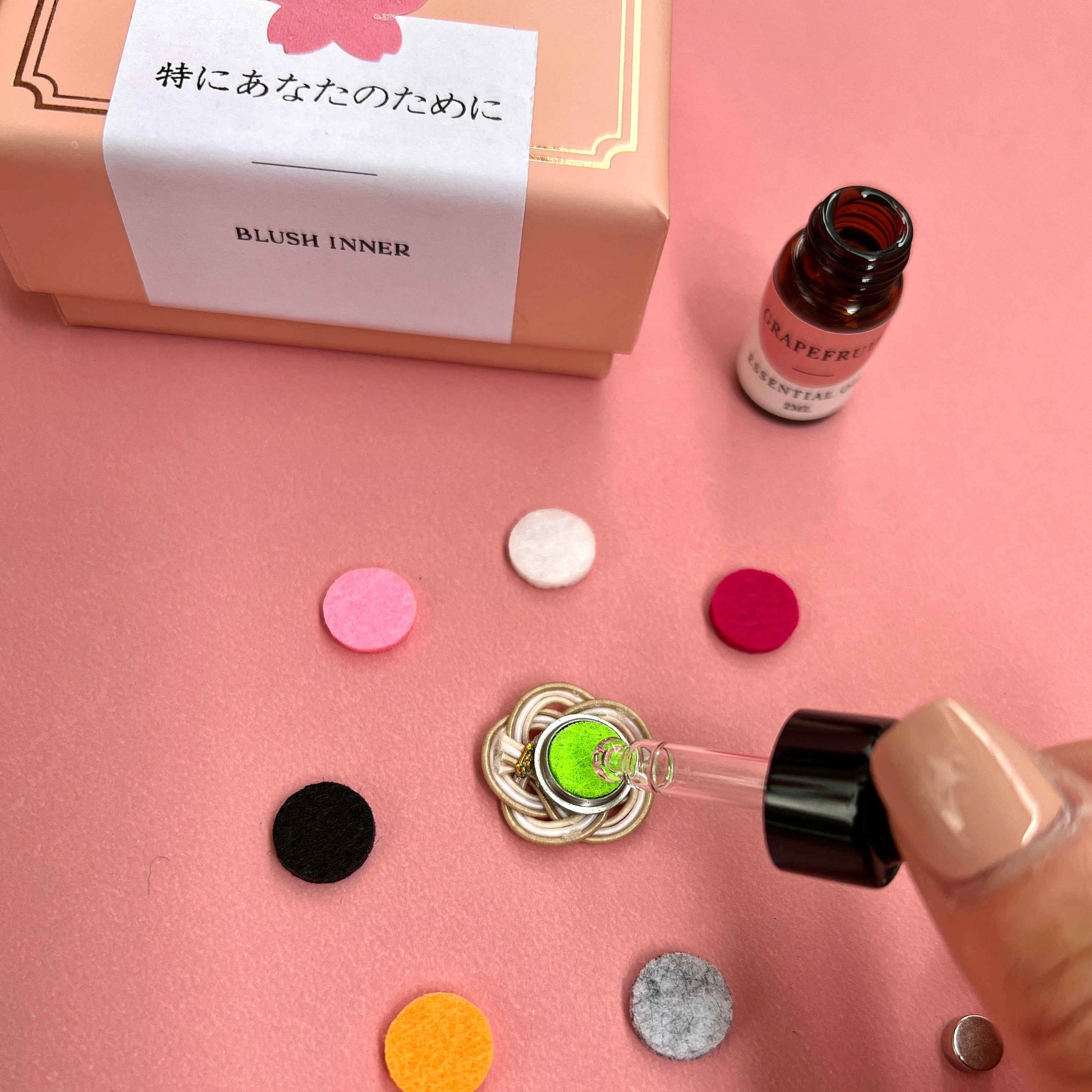 日式繩結藝術🌸梅結口罩香薰釦 + 2ml香薰油禮盒套裝🎁